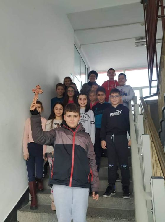 Васил от 4"е" клас донесе Богоявленския кръст в училище "Славейков"