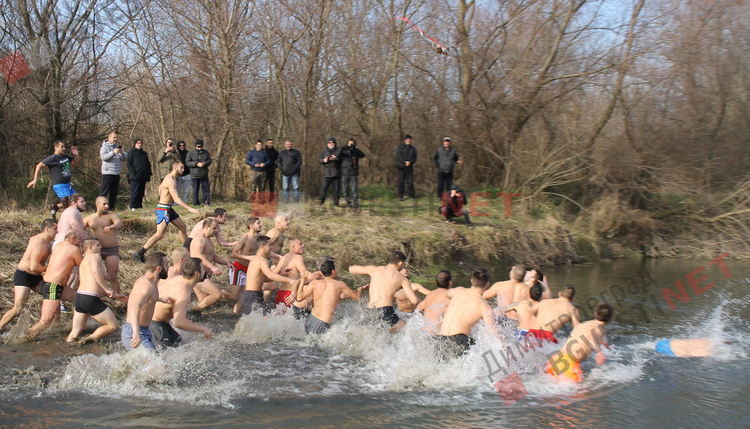 18-годишният Георги извади кръста на Йордановден от водите на река Марица в Димитровград