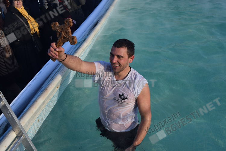 Величко Карабуюков улови кръста в Арда, Васил Атанасов го хвана в басейна в манастира „Св.Йоан Предтеча”