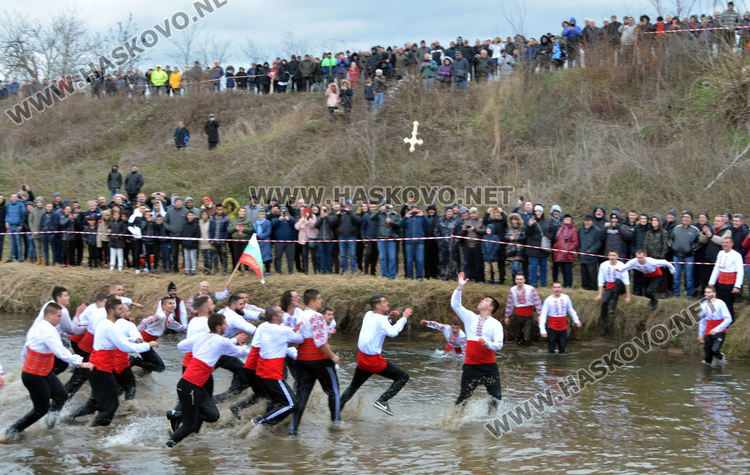 16-годишен ученик от Математическата гимназия спаси Йордановденския кръст в Харманли