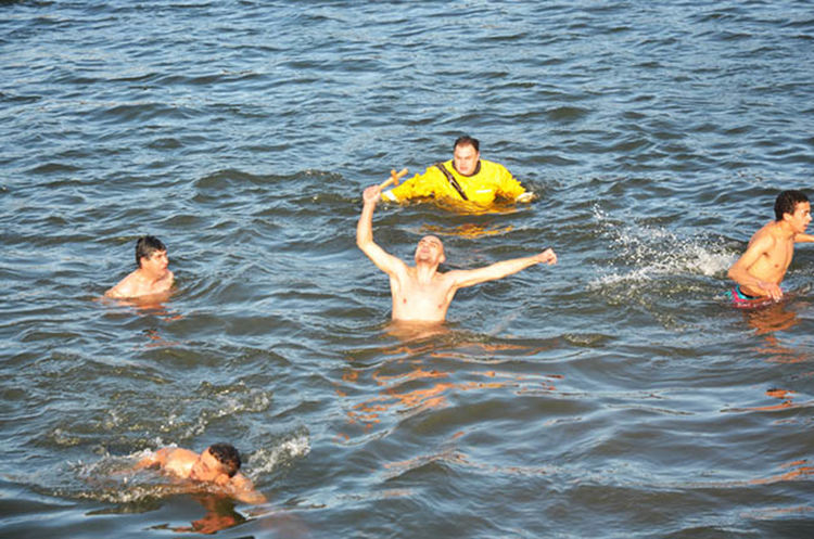 Мариан Костадинов "спаси" кръста до Пасарелката на Арда