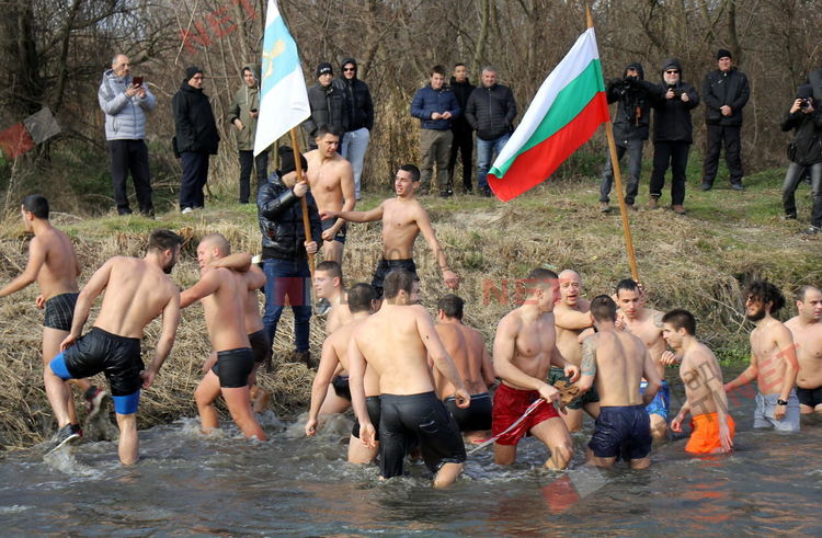 18-годишният Георги извади кръста на Йордановден от водите на река Марица в Димитровград