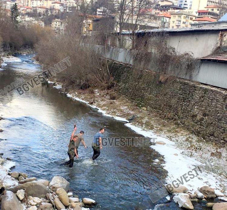 Млад военнослужещ от Смолян извади кръста от река Черна 