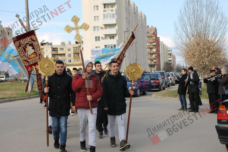 18-годишният Георги извади кръста на Йордановден от водите на река Марица в Димитровград