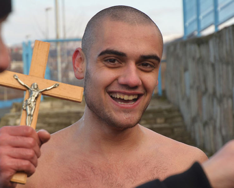 Мариан Костадинов "спаси" кръста до Пасарелката на Арда