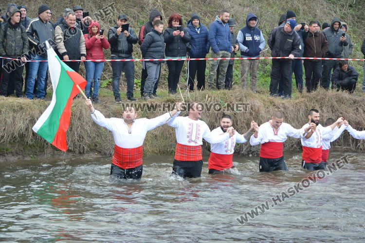 16-годишен ученик от Математическата гимназия спаси Йордановденския кръст в Харманли