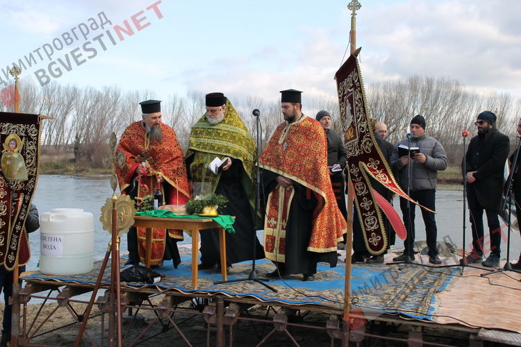 18-годишният Георги извади кръста на Йордановден от водите на река Марица в Димитровград