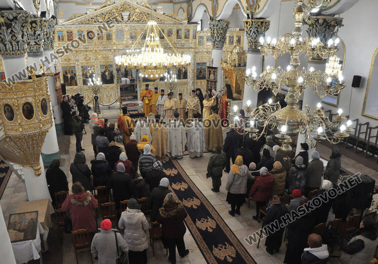 Митрополит Николай служи в Хасково на Ивановден