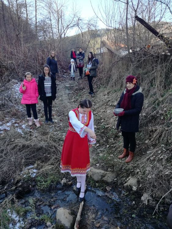 В Могилица възстановиха древен ритуал за Водици, девойки гадаят за кого ще се омъжат