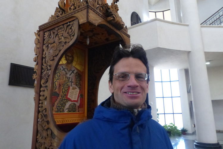 Иван Пешев от Смолян от години живее в чужбина, но е щастлив да се завръща в родината и да участва в празничните служби в църквата като четец и певец. Споделя, че това му липсва в чужбина