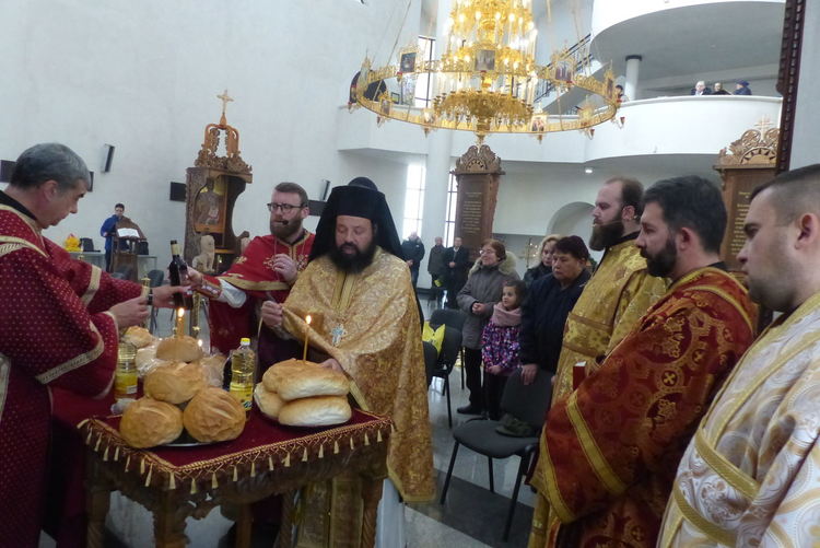 Осветени бяха петохлебия, дадено бе свето Причастие след изповед  на постилите, раздадена бе нафора