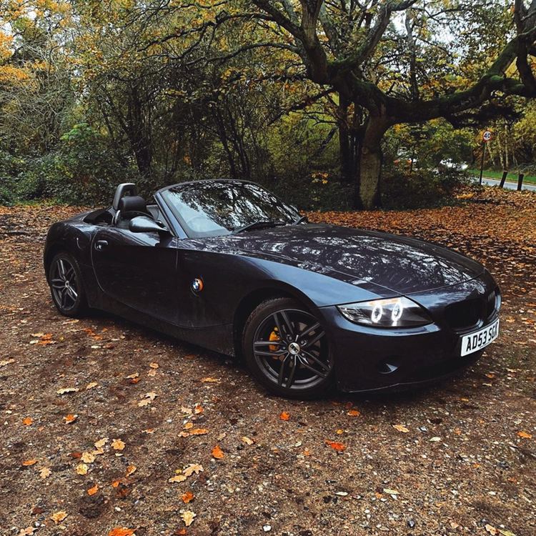 Млад хасковлия помага на абитуриенти в нужда с тоалети, прически и коли