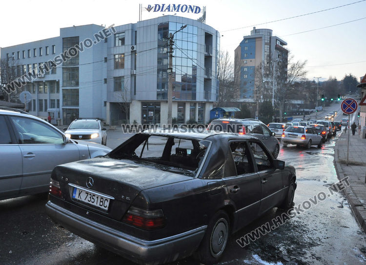 Мерцедес се запали на Кърджалийска