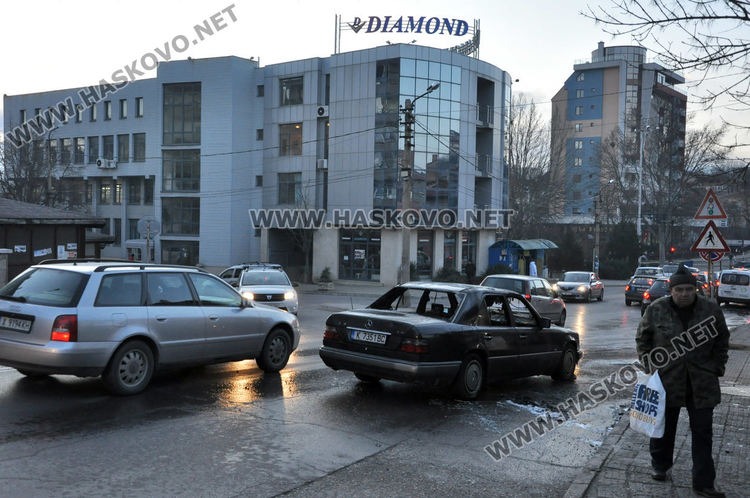 Мерцедес се запали на Кърджалийска