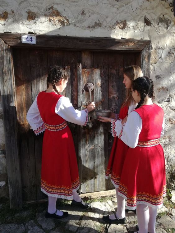 В Могилица възстановиха древен ритуал за Водици, девойки гадаят за кого ще се омъжат