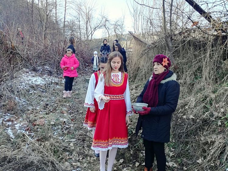 В Могилица възстановиха древен ритуал за Водици, девойки гадаят за кого ще се омъжат