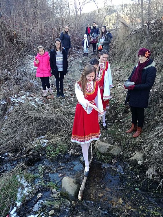 На 6 януари ритуалът беше възстановен от самодейците в читалището в Могилица, снимки: Фейсбук страница на Читалище България Могилица