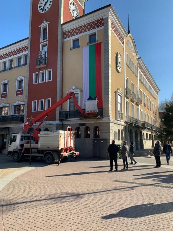  Монтираха 7-метров трибагреник на фасадата на общината