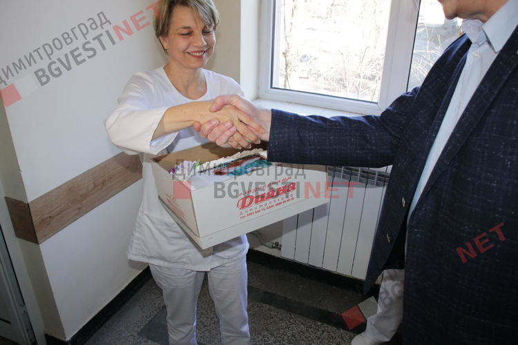 Роди се Мирела - първото бебе за 2020 в Димитровград, получи подаръци от Общината