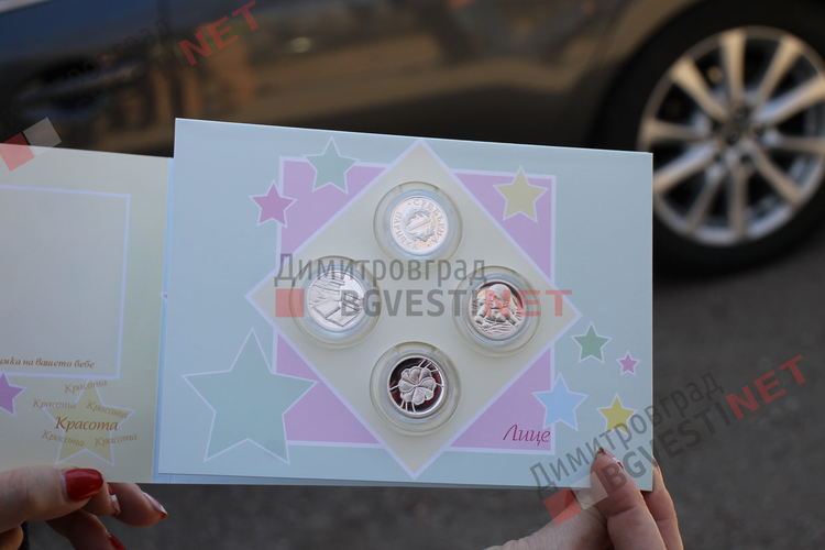 Роди се Мирела - първото бебе за 2020 в Димитровград, получи подаръци от Общината