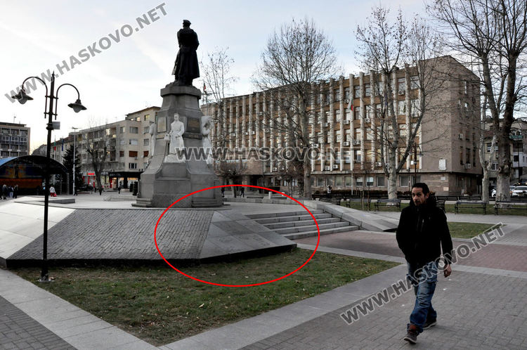 Вандали оставиха подписите си на паметника на Незнайния войн