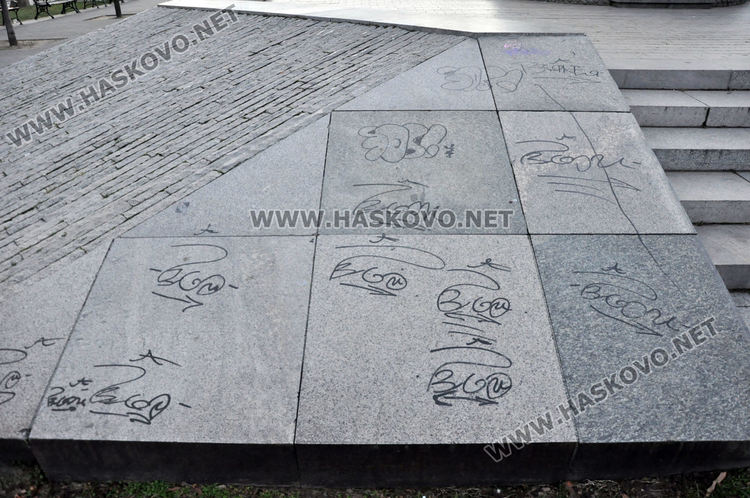 Вандали оставиха подписите си на паметника на Незнайния войн