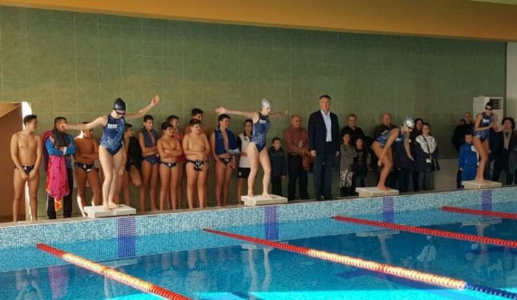 Покритият плувен басейн отново не работи, родители с подписка