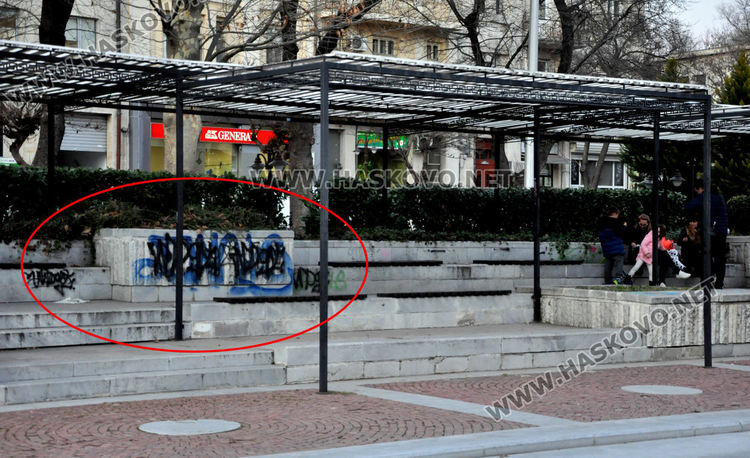 Вандали оставиха подписите си на паметника на Незнайния войн