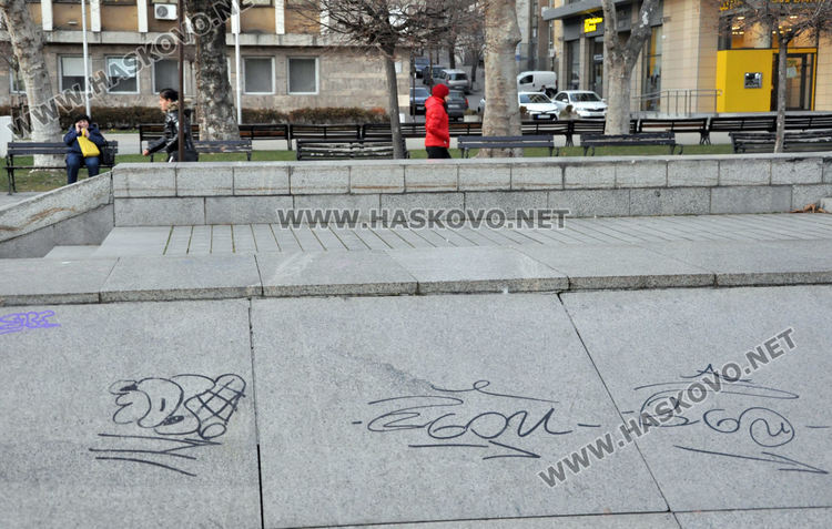 Вандали оставиха подписите си на паметника на Незнайния войн