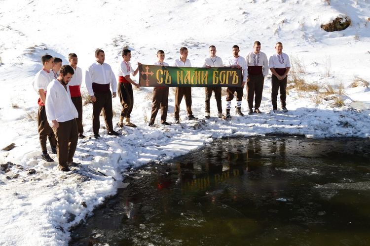 Мъжките хора на Богоявление са преживяване, но все пак са еднодневен ентусиазъм, а момчетата от Момчиловци оставят след себе си дела, които за дълго дават вяра и сила на много хора, снимки:Елена Манджукова