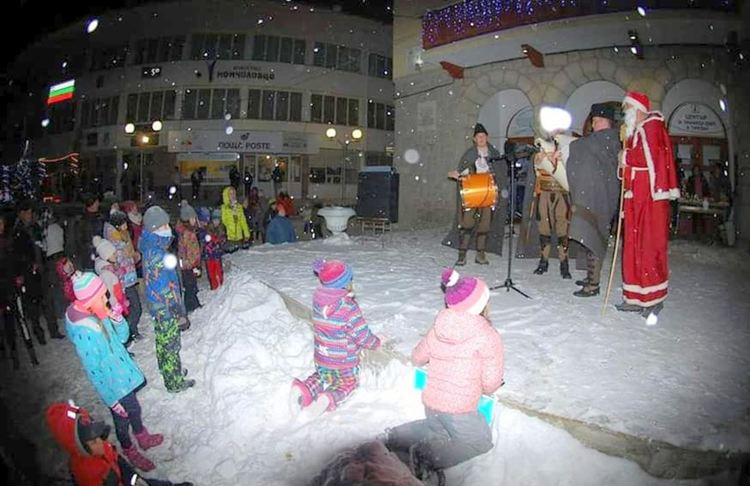 В Момчиловци събраха 400 лева за двете дечица по време на коледния празник на площада в селото