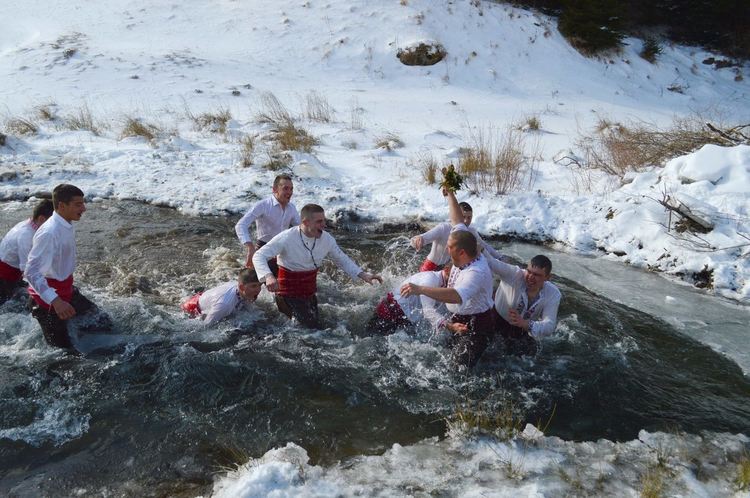 Млади родопчани събраха 2 хиляди лева, за поредна година вадят Кръста и даряват за благородни каузи