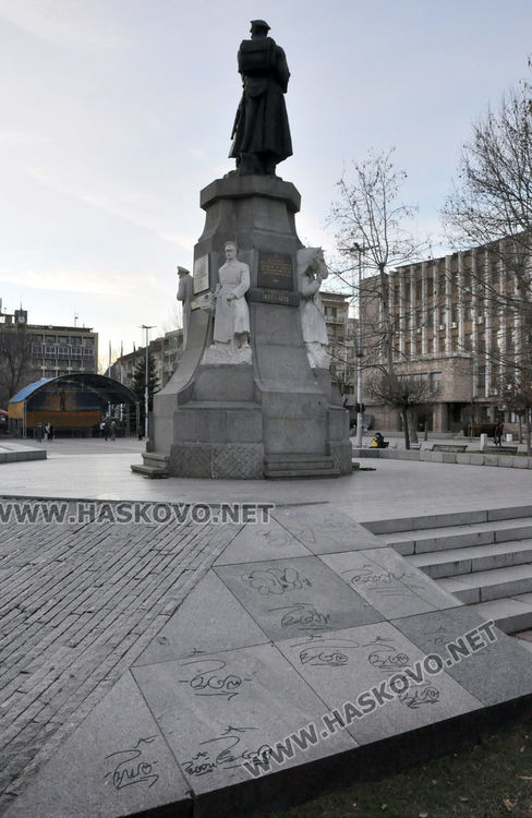 Вандали оставиха подписите си на паметника на Незнайния войн