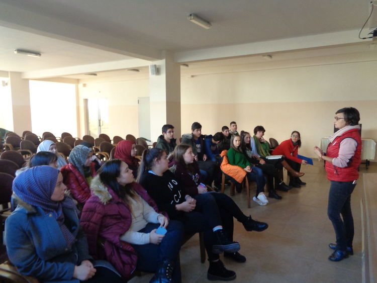 Учредиха клуб на БМЧК във мюсюлманското духовно училище в Момчилград