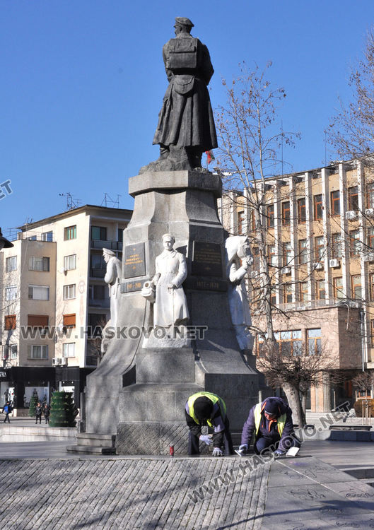 "Екопрогрес" почисти надраскания паметник, кметът предвижда още над 100 камери
