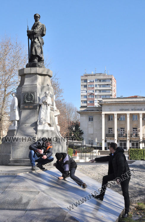 "Екопрогрес" почисти надраскания паметник, кметът предвижда още над 100 камери