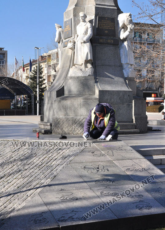 "Екопрогрес" почисти надраскания паметник, кметът предвижда още над 100 камери