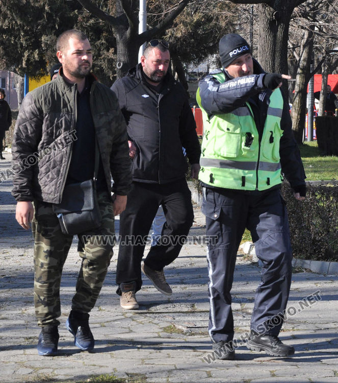 Водачът на Тойотата (вляво) и водачът на Реното (в средата)