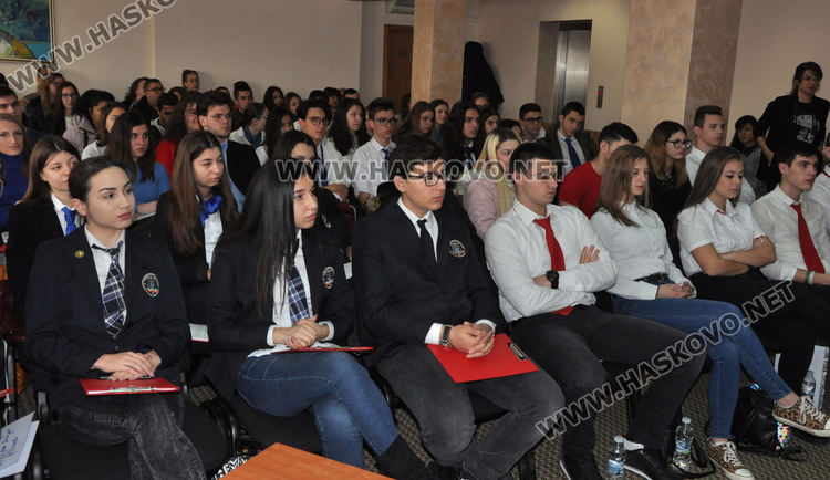 Ученици от три гимназии в Хасково и Димитровград спечелиха пътуване до Страсбург