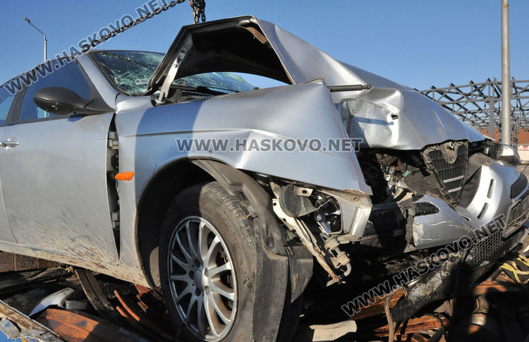 Алфа се разби в стълб край „Болярово”