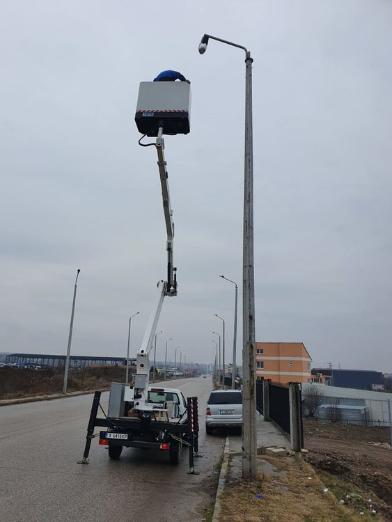 Премахнаха опасно надвиснала лампа след катастрофата с Алфа край “Болярово”