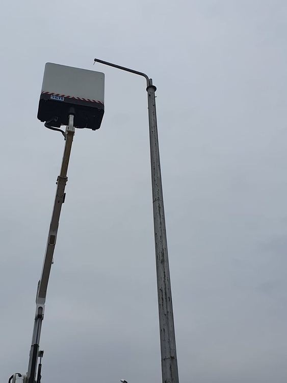 Премахнаха опасно надвиснала лампа след катастрофата с Алфа край “Болярово”