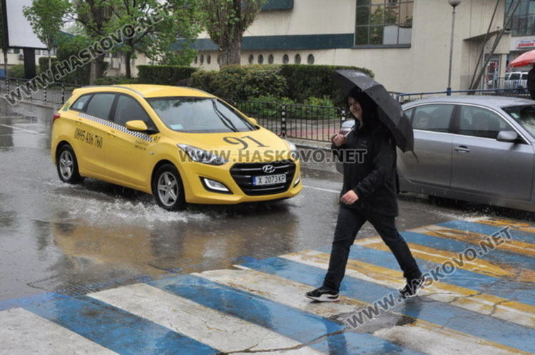Облачно с кратък дъжд в неделя