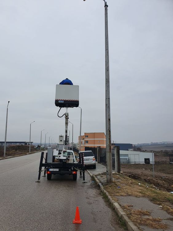 Премахнаха опасно надвиснала лампа след катастрофата с Алфа край “Болярово”