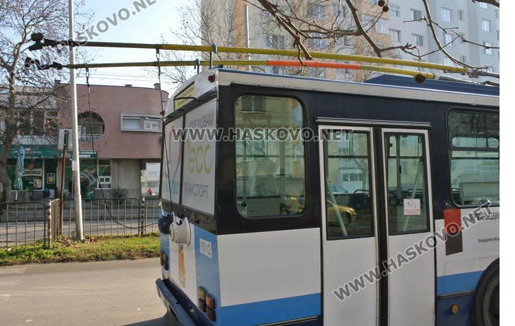 Автобус ще извозва пътниците по линията на тролей заради авария по жицата