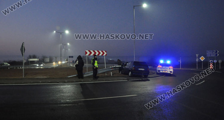 Фиат се разби в кръговото между Хасково и Димитровград