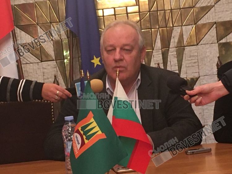 Кметът Мелемов обясни на родителите, че фирмата, която изхранва децата е на подчинени на Общинския съвет и той на добра воля се среща са тях, за да има нормален диалог на гражданите и местната власт