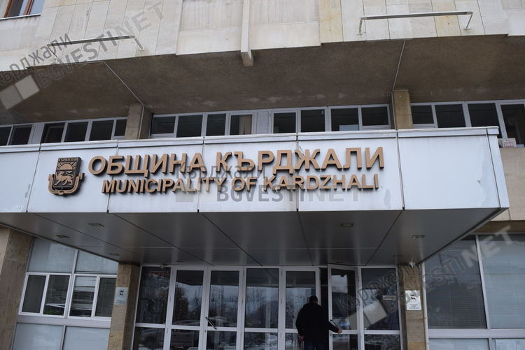 Граждани внесоха протестна подписка за неработещия покрит плувен басейн