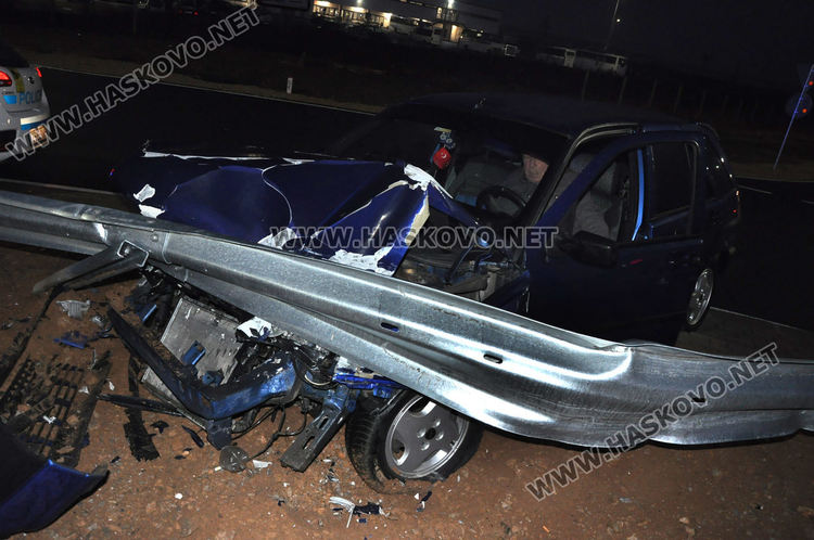 Фиат се разби в кръговото между Хасково и Димитровград