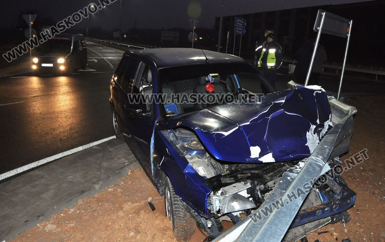 Фиат се разби в кръговото между Хасково и Димитровград